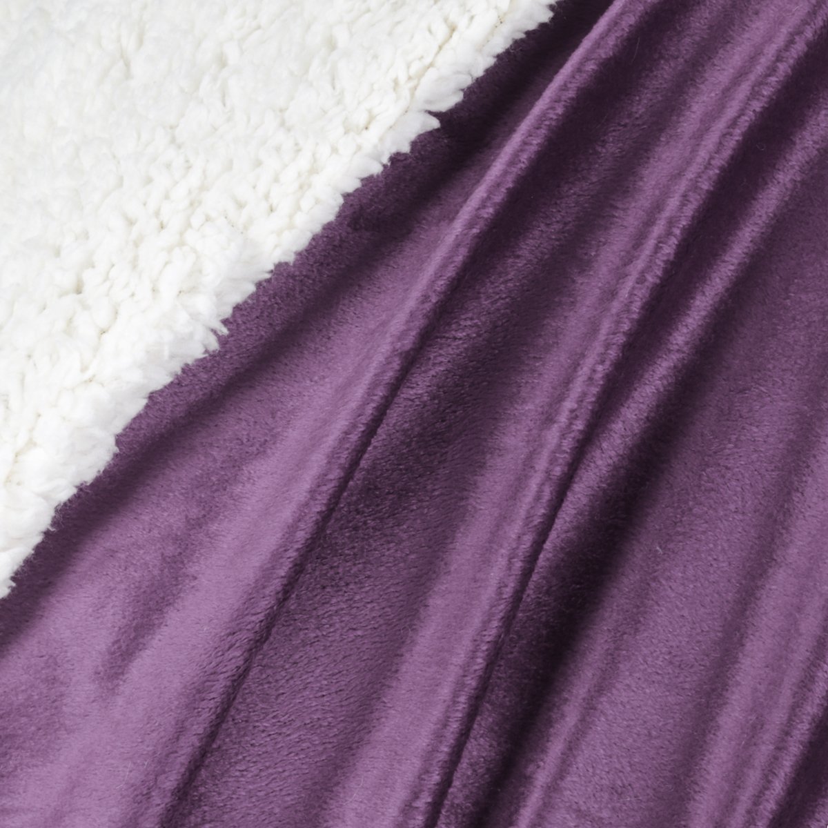 Gräfenstayn® Kuscheldecke in Lammfell-Optik - verschiedene Größen und Farben - Tagesdecke - Flanell Mikrofaser-Flausch - mit Öko-Tex Siegel "geprüftes Vertrauen" (Lila, 240x220 cm) - obrazek 5