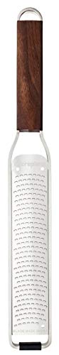 Microplane Zester Küchenreibe Fein für Zitrusfrüchte, Hartkäse, Ingwer, Schokolade & Muskatnuss aus der Master-Serie mit Walnussholzgriff und Edelstahlklingen - Made in USA