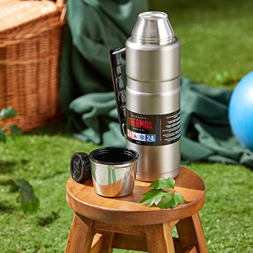 THERMOS Thermosflasche Edelstahl Stainless King, Edelstahl mattiert 1,2L, Isolierflasche mit Trinkbecher 4003.205.120 spülmaschinenfest, Thermoskanne hält 24 Stunden heiß, 24 Stunden kalt, BPA-Free - obrazek 2