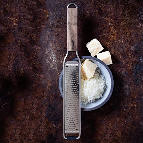 Microplane Zester Küchenreibe Fein für Zitrusfrüchte, Hartkäse, Ingwer, Schokolade & Muskatnuss aus der Master-Serie mit Walnussholzgriff und Edelstahlklingen - Made in USA - obrazek 6