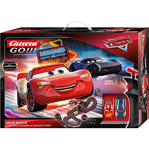 Carrera 20062477 GO!!! Disney Pixar Cars Neon Lights Rennstrecken-Set | 5,3m elektrische Carrerabahn mit Lightning McQueen & Jackson Storm | mit 2 Handreglern & Streckenteilen | Ab 6 Jahren