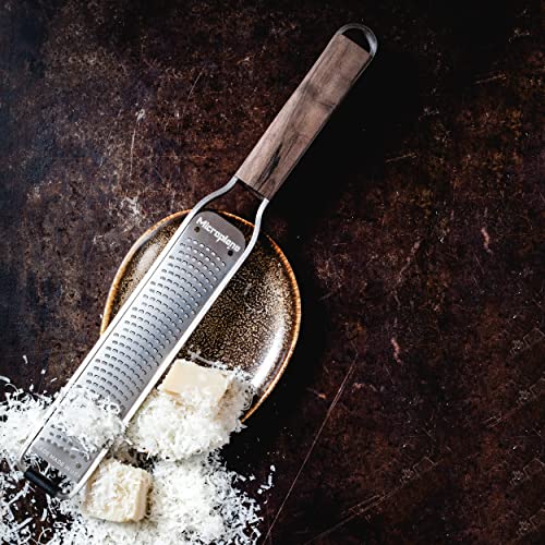 Microplane Zester Küchenreibe Fein für Zitrusfrüchte, Hartkäse, Ingwer, Schokolade & Muskatnuss aus der Master-Serie mit Walnussholzgriff und Edelstahlklingen - Made in USA - obrazek 7