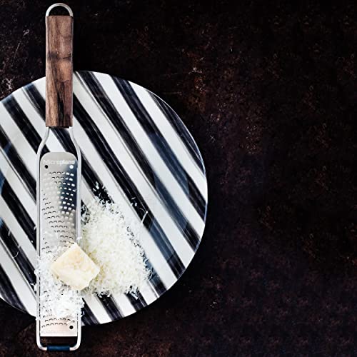 Microplane Zester Küchenreibe Fein für Zitrusfrüchte, Hartkäse, Ingwer, Schokolade & Muskatnuss aus der Master-Serie mit Walnussholzgriff und Edelstahlklingen - Made in USA - obrazek 4