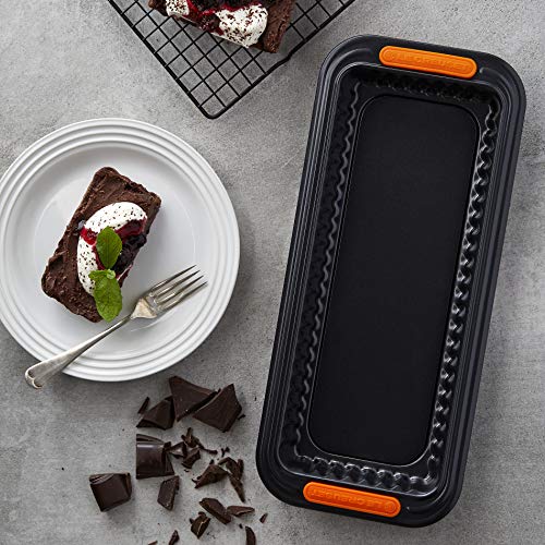 Le Creuset Antihaft Tarteform, Rechteckig, 33 x 13 x 3 cm, Hebeboden, PFOA-frei, Sauerteigbeständig, Aus Karbonstahl gefertigt, Anthrazit/Orange - obrazek 4