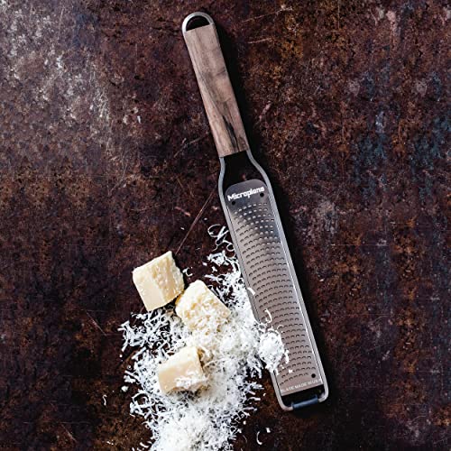 Microplane Zester Küchenreibe Fein für Zitrusfrüchte, Hartkäse, Ingwer, Schokolade & Muskatnuss aus der Master-Serie mit Walnussholzgriff und Edelstahlklingen - Made in USA - obrazek 3