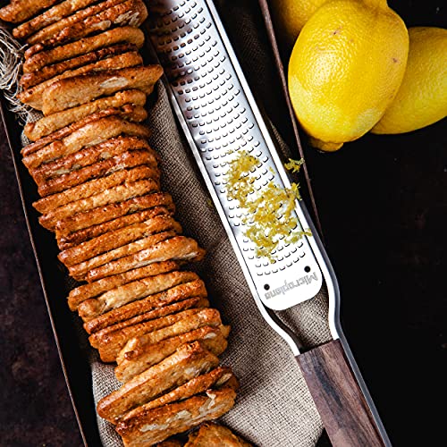 Microplane Zester Küchenreibe Fein für Zitrusfrüchte, Hartkäse, Ingwer, Schokolade & Muskatnuss aus der Master-Serie mit Walnussholzgriff und Edelstahlklingen - Made in USA - obrazek 5