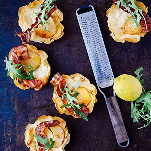 Microplane Zester Küchenreibe Fein für Zitrusfrüchte, Hartkäse, Ingwer, Schokolade & Muskatnuss aus der Master-Serie mit Walnussholzgriff und Edelstahlklingen - Made in USA - obrazek 2