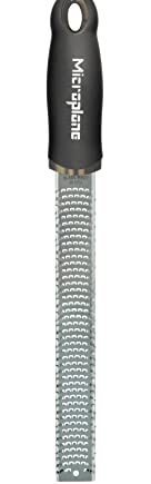 Microplane Zester Küchenreibe in Schwarz für Zitrusfrüchte, Hartkäse, Ingwer, Schokolade & Muskatnuss mit feiner Edelstahlklinge - Made in USA