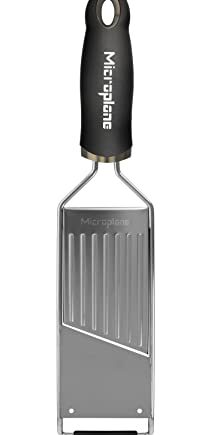 Microplane Profi Gemüsehobel für Kartoffel, Karotte, Gurke, Zucchini und Rote Bete in Schwarz mit Edelstahlklinge