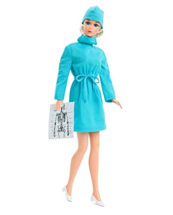 Barbie GTJ94 - Barbie Signature Repro 1973 Doctor Barbie Lalka Reprodukcja klasycznej lalki lekarskiej w odzieży operacyjnej, z płaszczem laboratoryjnym i akcesoriami, prezent dla kolekcjonerów