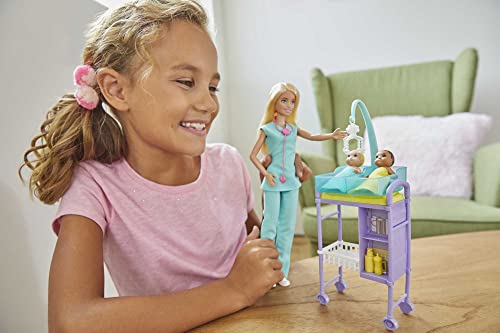 Barbie, Zestaw Do Zabawy Pediatra Z Lalką Blondynką, 2 Małymi Lalkami I Akcesoriami Do Zabawy GKH23 - obrazek 6