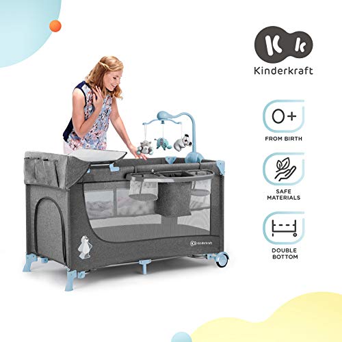 Kinderkraft Łóżeczko turystyczne JOY ACC, Boczne wejście, Szybkie składanie i rozkładanie, Zabezpieczenie przed złożeniem, Kółka i torba ułatwiające transport, Pałąk z zabawkami w zestawie, Niebieski - obrazek 10