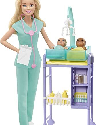 Barbie, Zestaw Do Zabawy Pediatra Z Lalką Blondynką, 2 Małymi Lalkami I Akcesoriami Do Zabawy GKH23