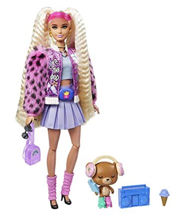 Barbie GYJ77 - Extra lalka #8 z żakietem z rękawami wykończonymi futerkiem i małym misiem dla dzieci, wiek 3+