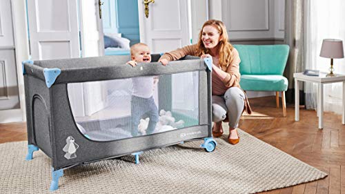 Kinderkraft Łóżeczko turystyczne JOY ACC, Boczne wejście, Szybkie składanie i rozkładanie, Zabezpieczenie przed złożeniem, Kółka i torba ułatwiające transport, Pałąk z zabawkami w zestawie, Niebieski - obrazek 5