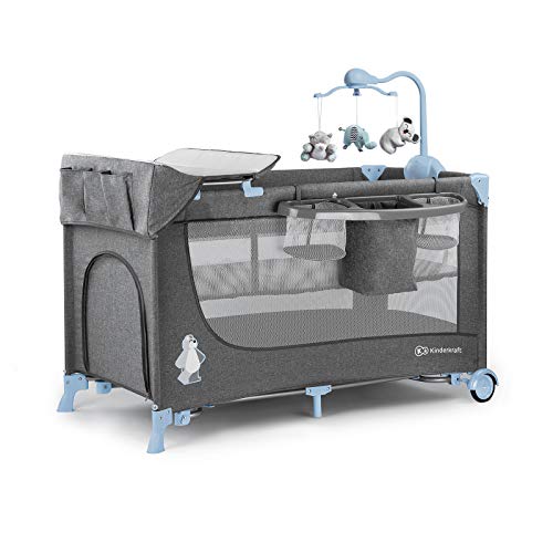 Kinderkraft Łóżeczko turystyczne JOY ACC, Boczne wejście, Szybkie składanie i rozkładanie, Zabezpieczenie przed złożeniem, Kółka i torba ułatwiające transport, Pałąk z zabawkami w zestawie, Niebieski - obrazek 7