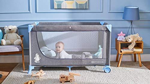 Kinderkraft Łóżeczko turystyczne JOY ACC, Boczne wejście, Szybkie składanie i rozkładanie, Zabezpieczenie przed złożeniem, Kółka i torba ułatwiające transport, Pałąk z zabawkami w zestawie, Niebieski - obrazek 2