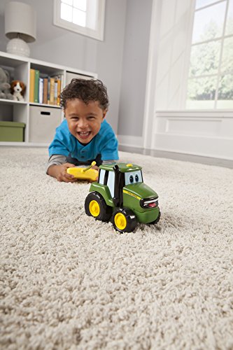 Spielzeugtraktor John Deere "Johnny Traktor" in grün, ferngesteuerter Kindertrecker aus Kunststoff, ab 18 Monate, zum Spielen und Sammeln, Kinder Autos, für Drinnen und Draußen, Spielzeug für Jungen - obrazek 3