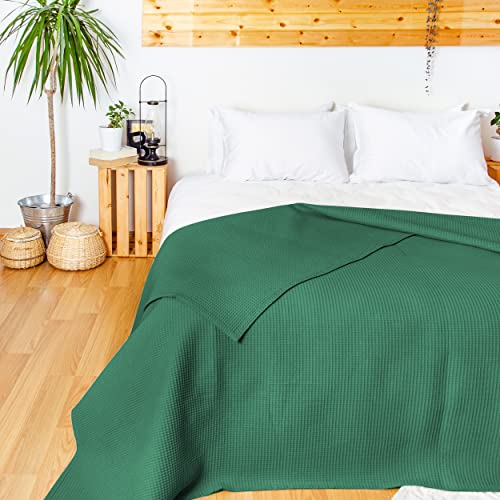 LAYNENBURG narzuta klasy premium, 240 x 260 cm (rozmiar XXL), 100% bawełny o strukturze waflowej, lekkie nakrycie letnie, bawełniana narzuta na łóżko, sofę, ciemnozielona - obrazek 6