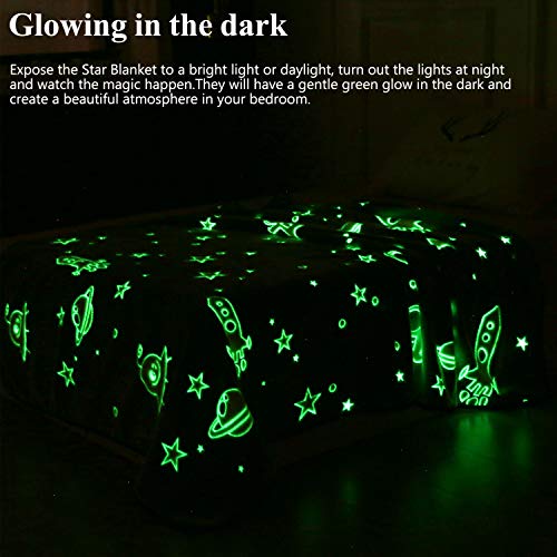 VIVILINEN Miękki koc Glow in The Dark Koc Galaxy w gwiazdy, świecący koc flanelowy, na sofę, dla dziewcząt, chłopców, dorosłych (152 x 203 cm) - obrazek 4
