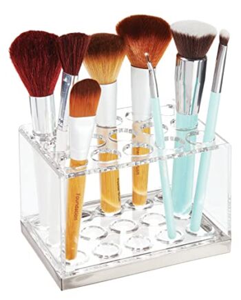 mDesign Organizer na pędzle do makijażu z 15 przegródkami – Plastikowy stojak na pędzle – Organizer na kosmetyki do makijażu, szminki, maskary, kredki do oczu – transparentny/srebrny mat