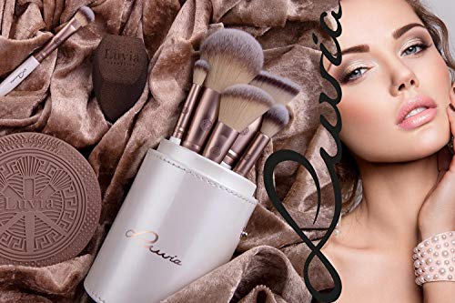 Zestaw pędzli do makijażu Luvia, Prime Vegan Pro, 12 pędzli do makijażu, w tym pojemnik na pędzle, gąbka do blendowania i mata do czyszczenia pędzli kosmetycznych, w perłowa biel i kawowy brąz - obrazek 4