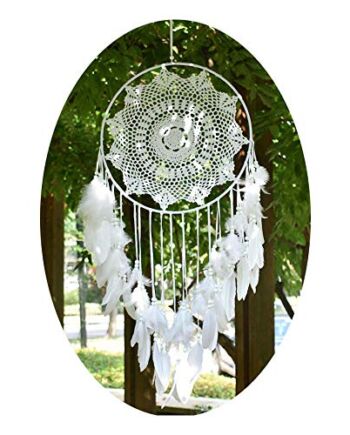 duży łapacz snów z białym piórem, makrama, wiszące na ścianie w stylu